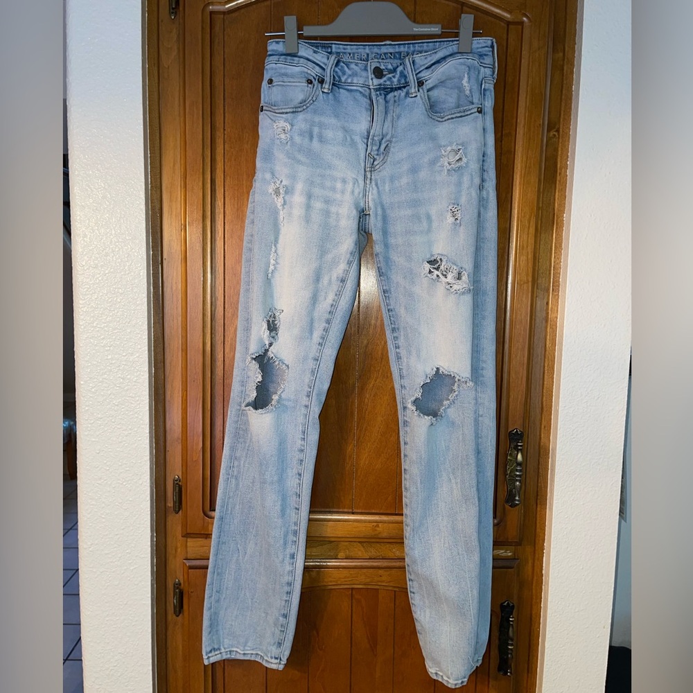 AMERICAN EAGLE LIGHT BLUE JEANS WITH RIPS…SIZE 30 x 32